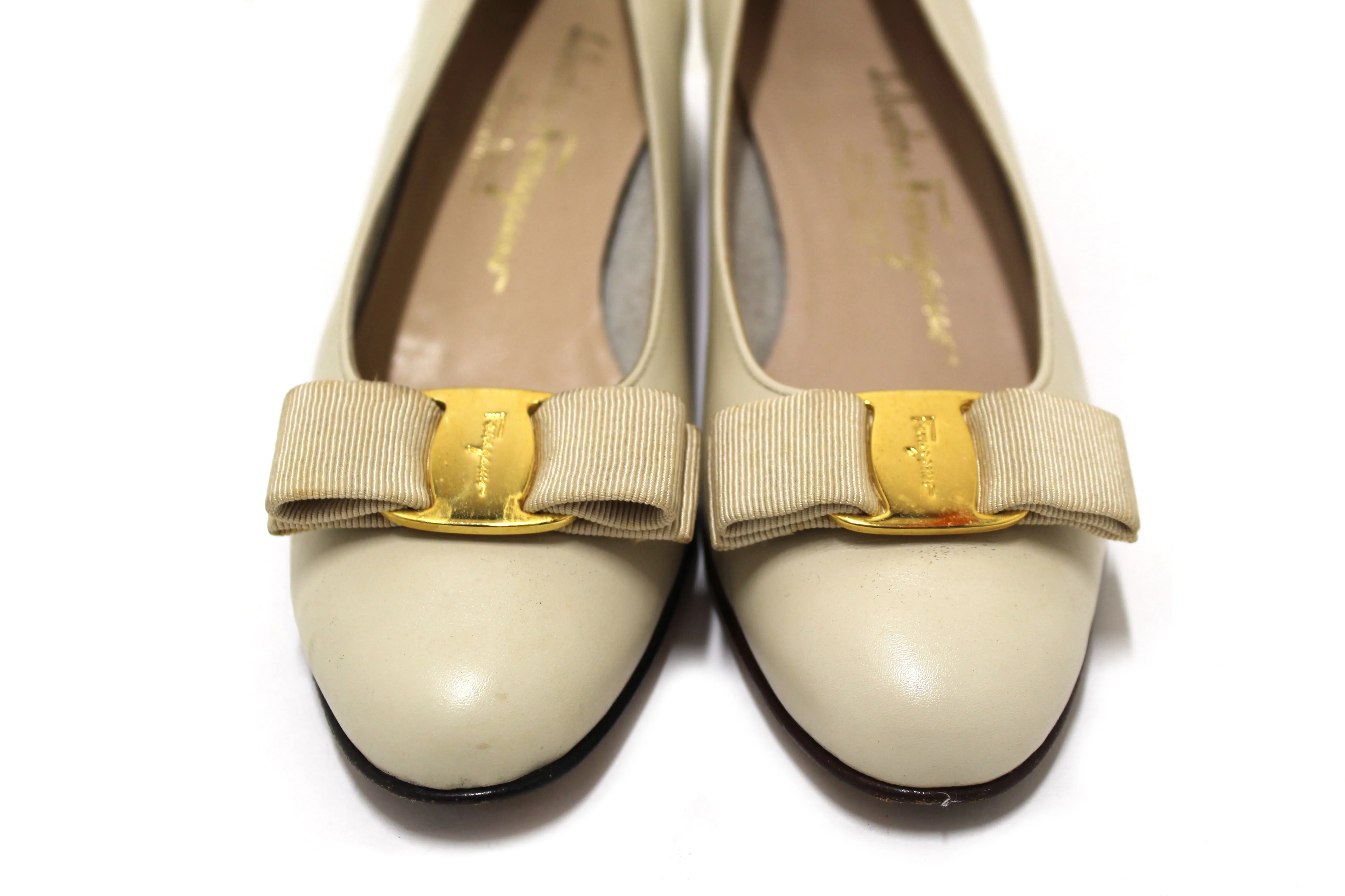 Authentic Salvatore Ferragamo Calfskin White Leather Kitten Heel with Bow Size 6B
