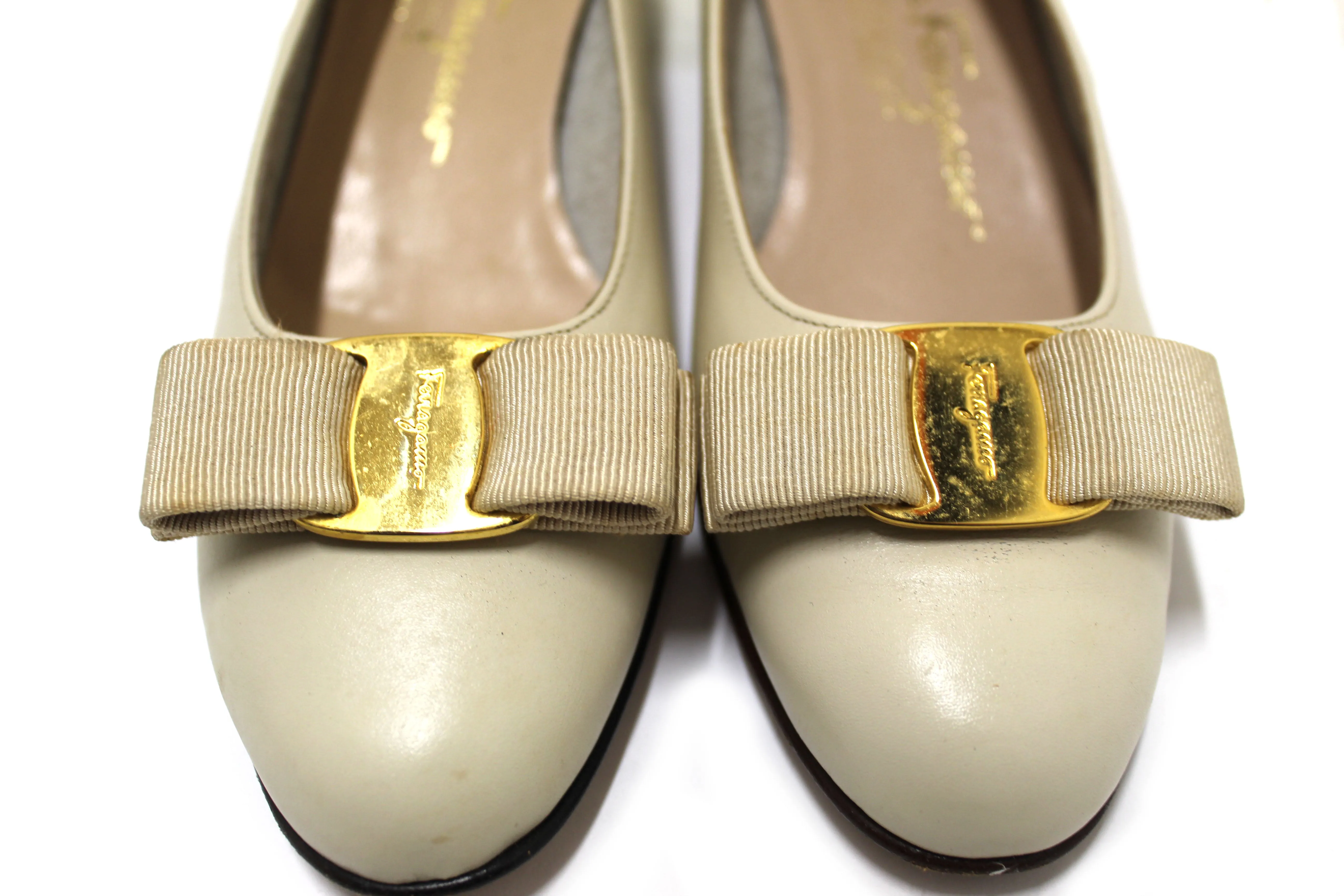Authentic Salvatore Ferragamo Calfskin White Leather Kitten Heel with Bow Size 6B